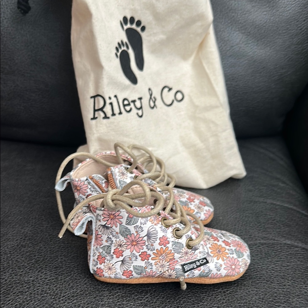 Floral Baby Shoes - Pink and White